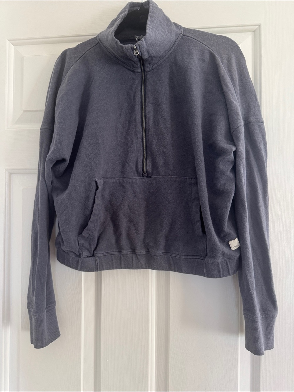 Vuori women’s cropped Zip-Front Pullover - muted blue size small